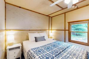 a bedroom with a bed and a window at Catfish Cottage B in Eagle River