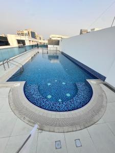 une piscine sur le toit d'un immeuble dans l'établissement Stay Inn AlBarsha by PHM, à Sabkhah
