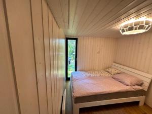 a small bedroom with a bed in a room at Privaatne saunamajaga suvila Peipsi kaldal in Katase