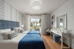 Un dormitorio con una cama grande con una manta azul. en Villa Mebahel - Boliqueime, en Boliqueime 49 fotos más