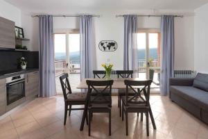 eine Küche und ein Wohnzimmer mit Tisch und Stühlen in der Unterkunft Apartment in Rabac 16819 in Rabac