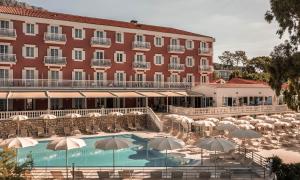Bazén v ubytování Aminess Younique Bellevue Hotel nebo v jeho okolí