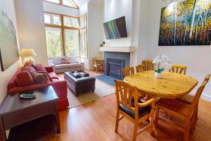 ブルー・マウンテンズにあるChateau Ridge 226のテーブルとソファのあるリビングルーム