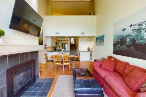 ブルー・マウンテンズにあるChateau Ridge 226のリビングルーム(赤いソファ、暖炉付)