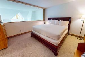 ブルー・マウンテンズにあるChateau Ridge 226の大きなベッドと窓のある寝室