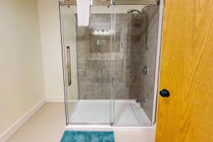 ブルー・マウンテンズにあるChateau Ridge 226の浴室のガラス扉付きシャワー +15枚の写真