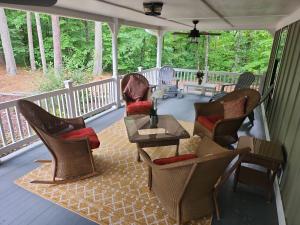 En balkon eller terrasse på Large Hillside Retreat with Pool and Hot Tub