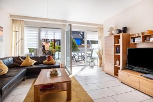 a living room with a couch and a tv at Schilfbrise in Wunstorf