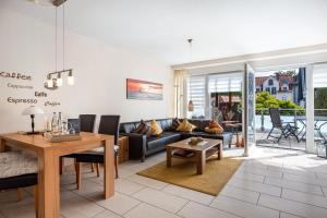 a living room with a couch and a table at Schilfbrise in Wunstorf