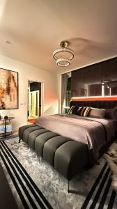 Postel nebo postele na pokoji v ubytování De Flourishing Hill Escape, Cha Am