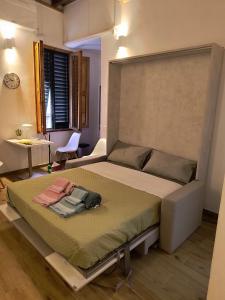 un dormitorio con una cama grande en una habitación en Bobohouse, en Florencia