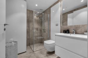 Ένα μπάνιο στο Nordic modern apartment with sea view +24 φωτογραφίες