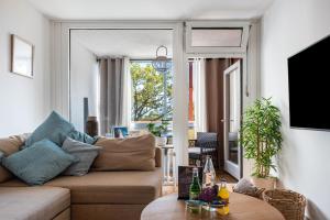 una sala de estar con un sofá y una mesa en Lieblingsplatz, en Wunstorf