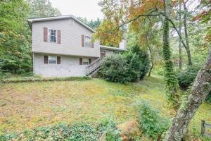 a house in the middle of a yard at Covenant Cottage with outdoor dining in Lookout Mountain