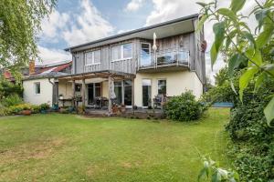 a house with a large yard in front of it at Ferienwohnung am Rande Neumünsters in Neumünster
