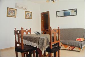 comedor con mesa y silla en Apartamento Pascual Junquera II, en Conil de la Frontera