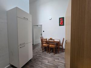 a kitchen and dining room with a table and chairs at Ferienwohnung, Monteur, Remote Wohn in Niegripp