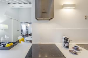 Кухня или мини-кухня в Ghirlandina Loft - In the Historic Center of Modena
 +25 фотографий