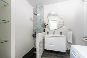 a bathroom with a sink and a mirror at Aguadulce Beach in Aguadulce +17 photos