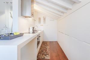 Кухня или мини-кухня в Ghirlandina Loft - In the Historic Center of Modena
