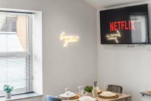 Televisyen dan/atau pusat hiburan di Cardiff Luxe Flats With Spa Facilities
