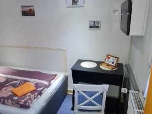 Postel nebo postele na pokoji v ubytování Monteurzimmer Lollar