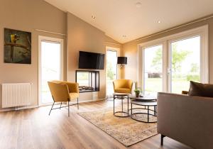 a living room with a couch and a table and chairs at TopParken – Parc IJsselhoeve in IJssellaan