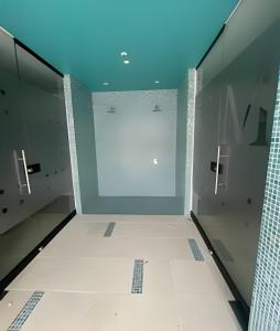 een inloopdouche met een glazen deur in een badkamer bij Parma 2305 - Elegance in the Urban Heart / Poblado in El Poblado +18 foto's