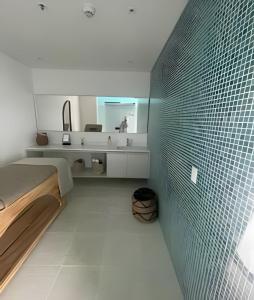 een badkamer met een wastafel en een spiegel bij Parma 2305 - Elegance in the Urban Heart / Poblado in El Poblado