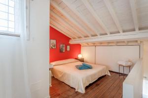 Кровать или кровати в номере Ghirlandina Loft - In the Historic Center of Modena