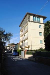 ein Gebäude mit einem davor geparkt in der Unterkunft Hotel Casa Diomira in Lido di Camaiore