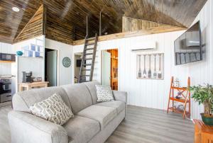 Posezení v ubytování New renovated bathroom & new roof - Lake Huron 3 + 27 fotografií