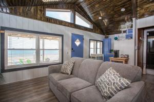 Posezení v ubytování New renovated bathroom & new roof - Lake Huron 3