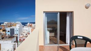 un balcon avec vue sur une ville dans l'établissement NH Las Palmas Playa las Canteras, à Las Palmas de Gran Canaria