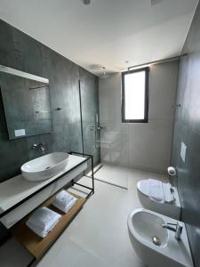 Koupelna v ubytování Residence Saranda International + 71 fotografií