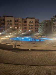 Бассейн в Dreamland apartment for luxury lifestyle, close to many universities perfect for students and families или поблизости