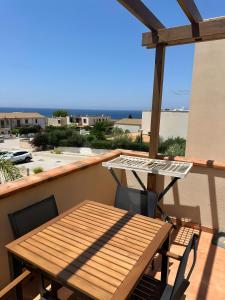 a table and chairs on a balcony with a view of the ocean at Casa Makari in Macari