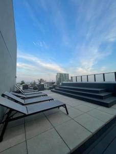 eine Gruppe von Bänken auf dem Dach eines Gebäudes in der Unterkunft Loft moderne au coeur de Montreal in Montreal + 12 Fotos