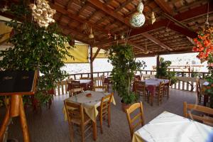 Reštaurácia alebo iné gastronomické zariadenie v ubytovaní Sunset Crete