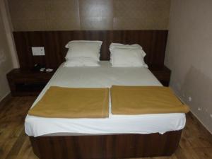 Postel nebo postele na pokoji v ubytování Hotel Regal Palace