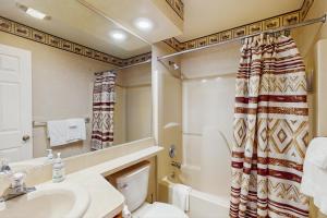 Un baño con lavabo, inodoro y espejo. en Northridge 410, en Tannersville 14 fotos más