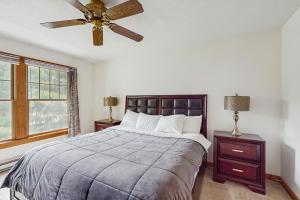 Un dormitorio con una cama y un ventilador de techo. en Northridge 410, en Tannersville