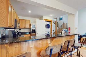 una cocina con encimera con sillas. en Northridge 410, en Tannersville