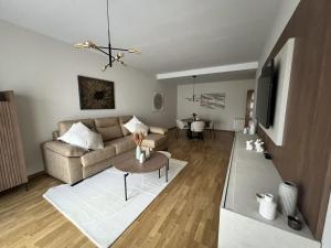 a living room with a couch and a table at Apartamento cerca Universidad de Albacete in Albacete