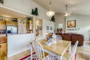 une salle à manger et une cuisine avec une table et des chaises dans l'établissement Bonne Chance Cottage, à Sequim