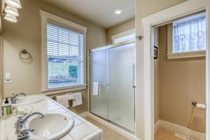 une salle de bain avec deux lavabos et une douche dans l'établissement Bonne Chance Cottage, à Sequim 13 autres photos
