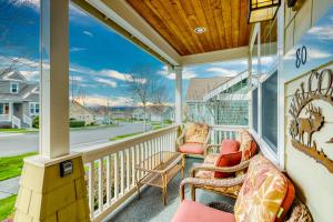 - une terrasse couverte avec 2 chaises et une table dans l'établissement Bonne Chance Cottage, à Sequim
