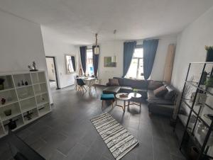 a living room with a couch and a table at Meisterhaus Appartment 9 in Glauchau