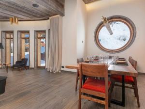 a dining room with a table and a mirror on the wall at Superbe appartement 6 pièces, luxe et confort, piscine et SPA, 10 pers., Morzine - FR-1-314-99 in Avoriaz