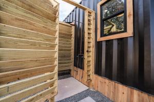 Fotografie z fotogalerie ubytování Contained In Gruene Midnight Edition Spa-Outdoor Shower v destinaci New Braunfels